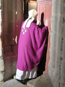 Mgr James ouvre la porte Saint-Yves