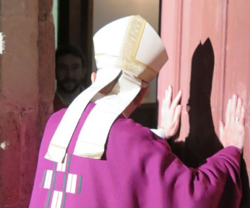 Mgr James ouvre la porte Saint-Yves